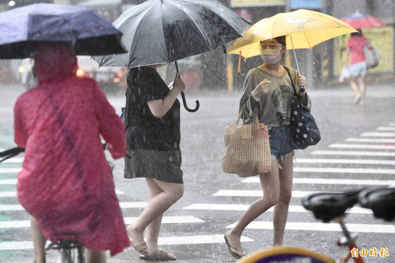 明天受到梅雨鋒面影響，全台會有明顯降雨，且易有雷擊、強陣雨及強陣風發生，出門記得攜帶雨具，留意安全。（記者叢昌瑾攝）