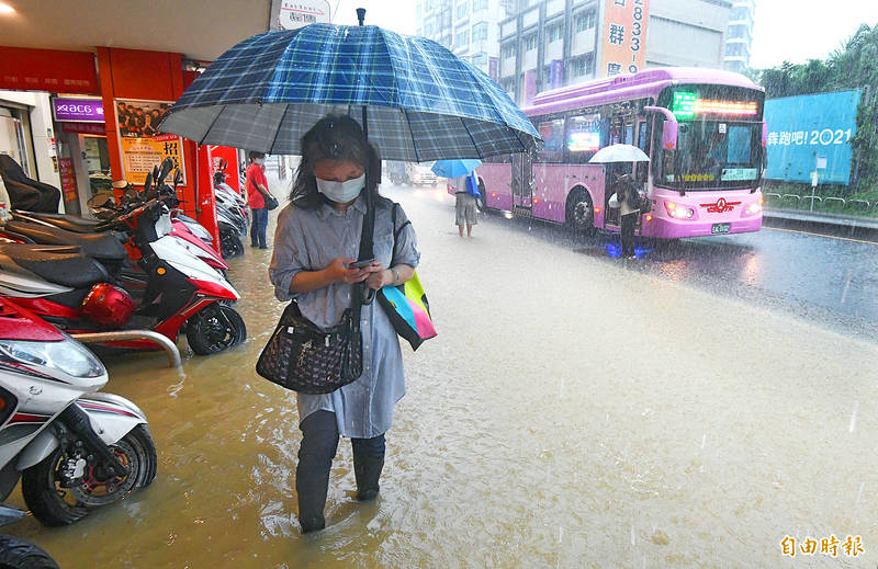 《TAIPEI TIMES》 Heavy Rain Causes Floods In Taipei - 焦點 - 自由時報電子報