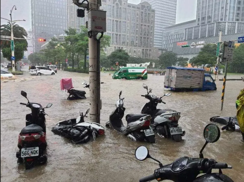 台北市忠孝東路五段附近今天下午淹大水，網友直呼淹錯地方。（圖擷取自《爆廢公社》）