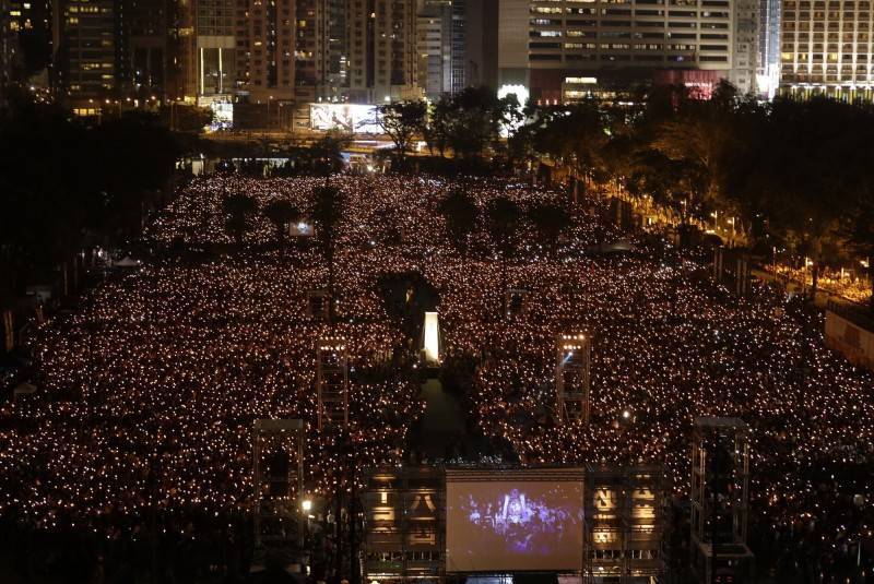 今天是中國六四天安門事件32週年，英國非政府組織「香港監察」（Hong Kong Watch）發出聲明指出，中共禁止港人紀念六四，正在抹除天安門大屠殺的集體記憶，已經明顯違反國際人權法。圖為往年集會場景。（美聯社）