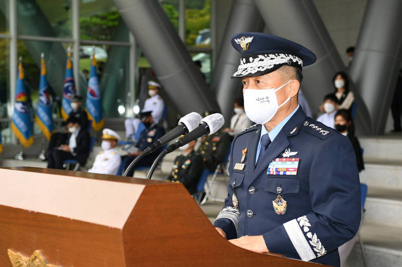 南韓空軍女士官被性侵輕生案件，南韓空軍參謀長上將李成龍（見圖）為此提出辭呈以示負責。（歐新社）