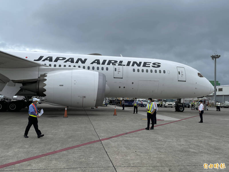 日本航空載運疫苗班機抵達台灣。（ 記者劉信德攝）