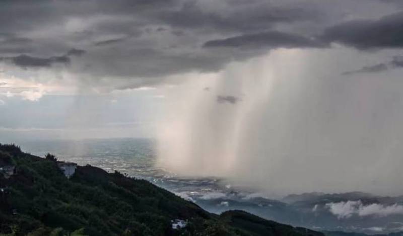 南投縣鹿谷鄉大崙山出現雨瀑美景，令人嘆為觀止。（林建興提供）