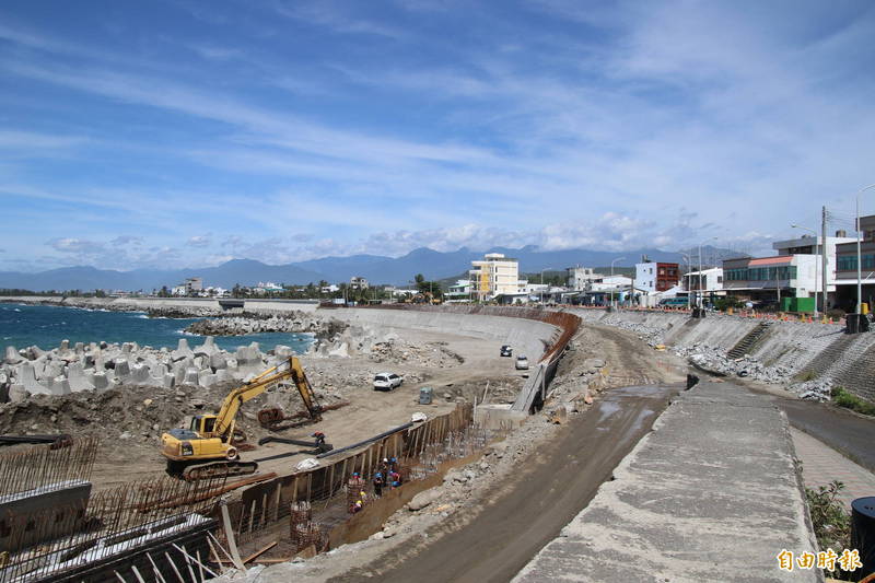 富岡濱海景觀大道第二期工程正加速趕工。（記者黃明堂攝）