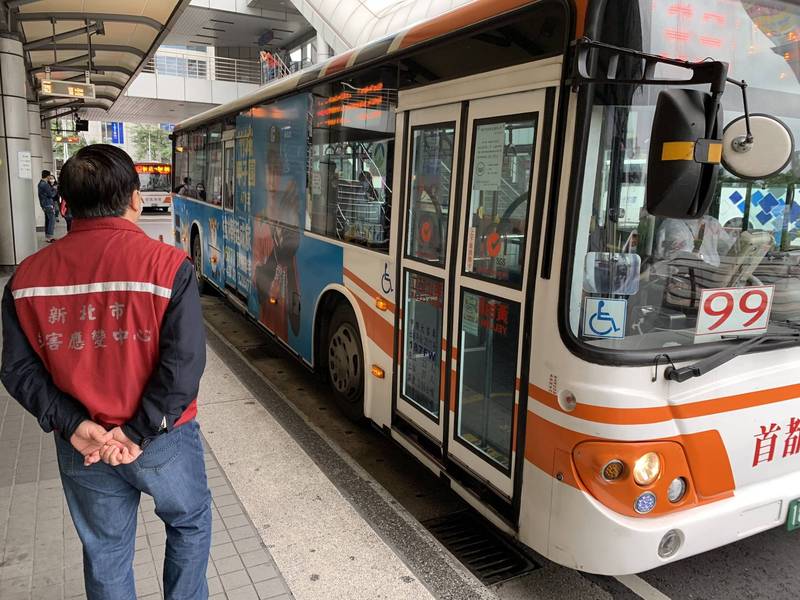 新北市交通局觀察發現，上下班尖峰時段搭公車通勤人數仍多，與業者協調將自7日起加密班次。（新北市交通局提供）