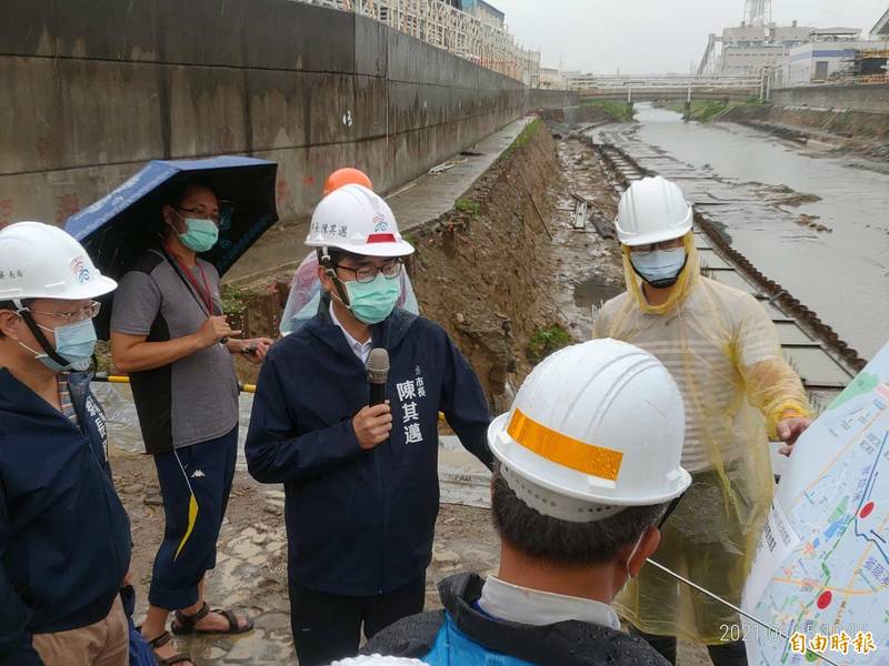 高市今受鋒面及西南風影響降雨，市長陳其邁視察後勁溪台塑段第一標整治工程。（記者陳文嬋攝）