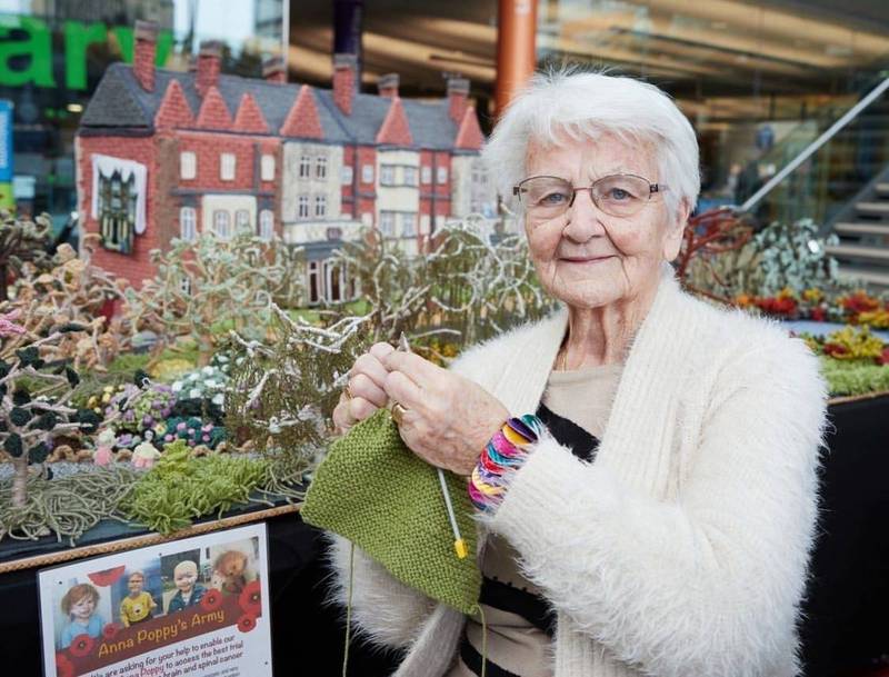 英國92歲的老奶奶詩曼以精湛的編織技藝重現桑德令罕府。（取自Twitter@ sandringham1870）
