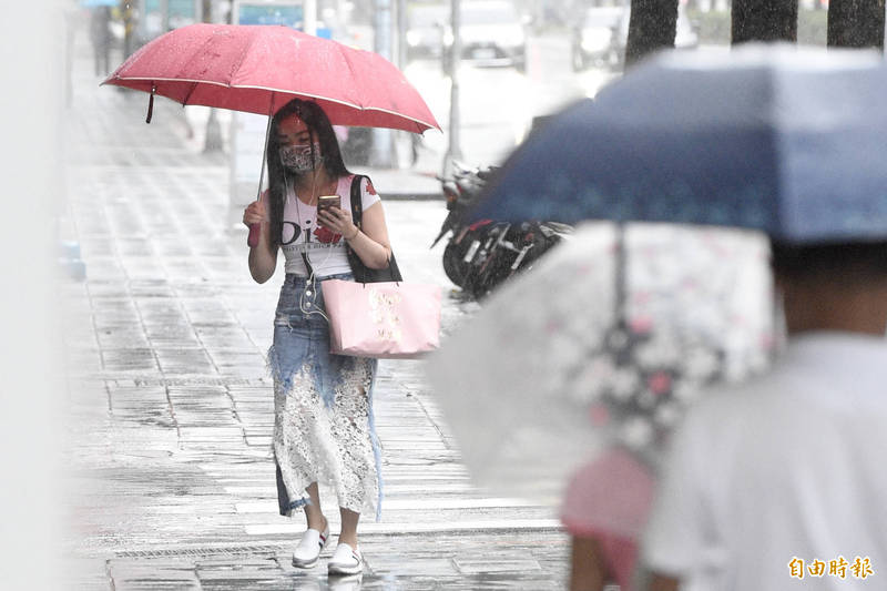 滯留鋒面影響，明天台灣各地整天降雨機率高，民眾不妨減少出門、在家防疫，若要外出記得帶著雨具備用。（資料照）