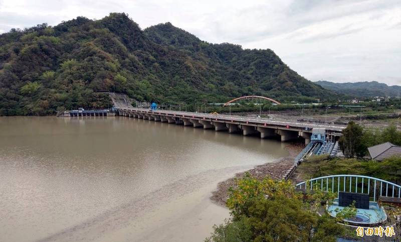 日月潭水庫下游集集攔河堰因颱風帶來豐沛雨水，呈現難得高水位情形。（記者謝介裕攝）