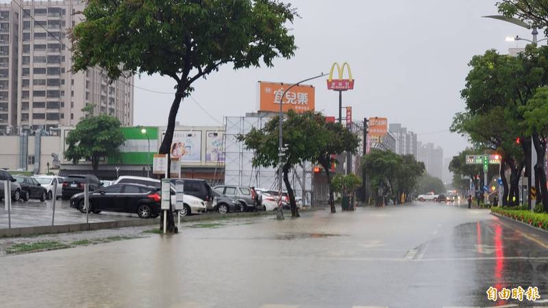 é«˜é›„ä¸‰æ°'å€æ¾„æ¸…è·¯ ä¹å¦‚è·¯ä¸€åº¦æ·¹æ°´40å…¬åˆ†æ°´é€€è»Šé