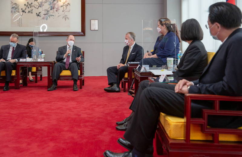 美聯邦參議員達克沃絲、蘇利文及昆斯率領的訪問團，今搭美軍機C-17抵達台北松山機場，與總統蔡英文見面。（路透）