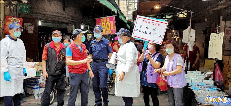 為避免傳統市場成防疫破口，板橋區公所要求各市場自治會訂定容留人數，並啟動強化管制措施。（記者賴筱桐攝）