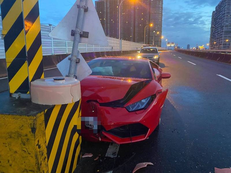 藍寶堅尼撞車,駕駛吳男卻找人頂替。(記者徐聖倫翻攝) 藍寶堅尼撞車,駕駛吳男卻找人頂替。(記者徐聖倫翻攝)