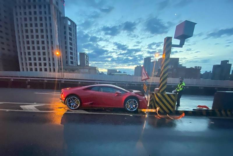 藍寶堅尼車頭嚴重凹陷,車內安全氣囊全爆開,撞擊力可見一斑。(記者徐聖倫翻攝) 藍寶堅尼車頭嚴重凹陷,車內安全氣囊全爆開,撞擊力可見一斑。(記者徐聖倫翻攝)