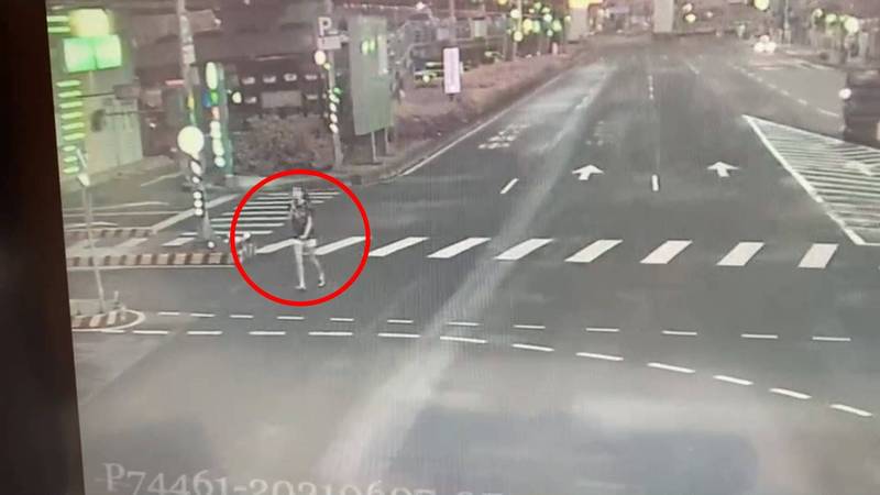 監視器拍下徐女駕車來頂替現場的駕駛吳男。(記者徐聖倫翻攝) 監視器拍下徐女駕車來頂替現場的駕駛吳男。(記者徐聖倫翻攝)