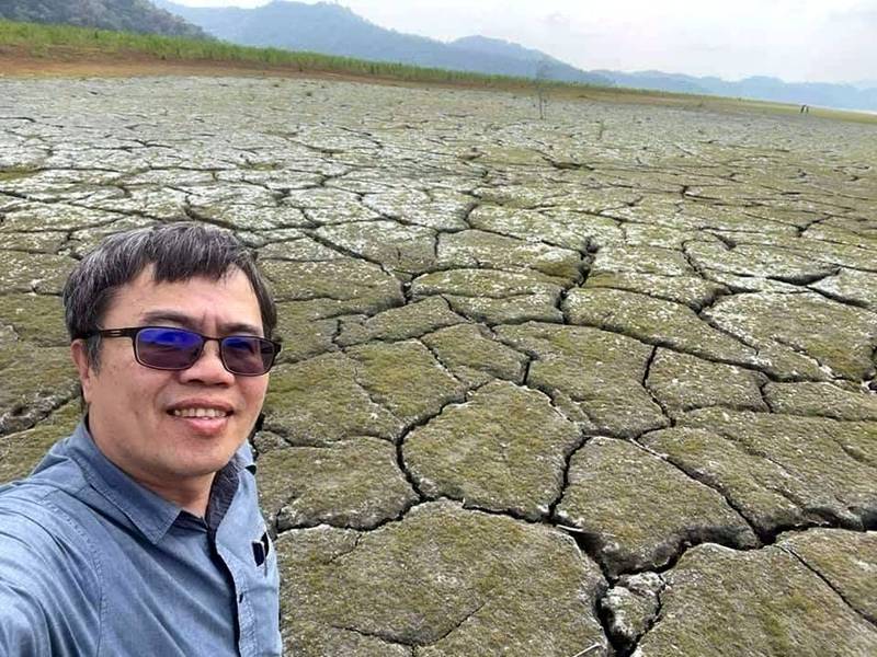 日月潭青年活動中心總幹事柯經一把握日月潭沙洲龜裂時機拍照。(圖由民眾柯經一提供) 日月潭青年活動中心總幹事柯經一把握日月潭沙洲龜裂時機拍照。(圖由民眾柯經一提供)