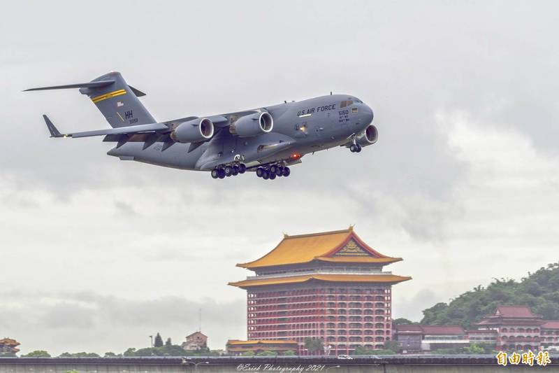 美國聯邦參議員蘇利文、達克沃絲以及昆斯，昨搭乘美軍C-17運輸機抵達北市松山機場。（資料照）