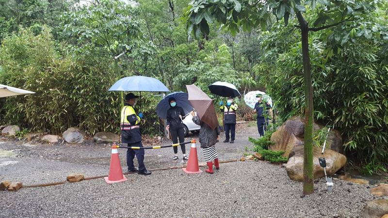 防疫持續3級警戒，南投縣國姓鄉仍有民宿照常讓遊客入住，引起附近居民憂心，公所、警方、衛生所前往了解。（民眾提供）