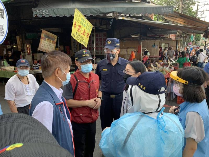 分局員警及義交民力與樹林區公所、市場處、當地里長及市場促進會共同宣導市場分流。（樹林分局提供）