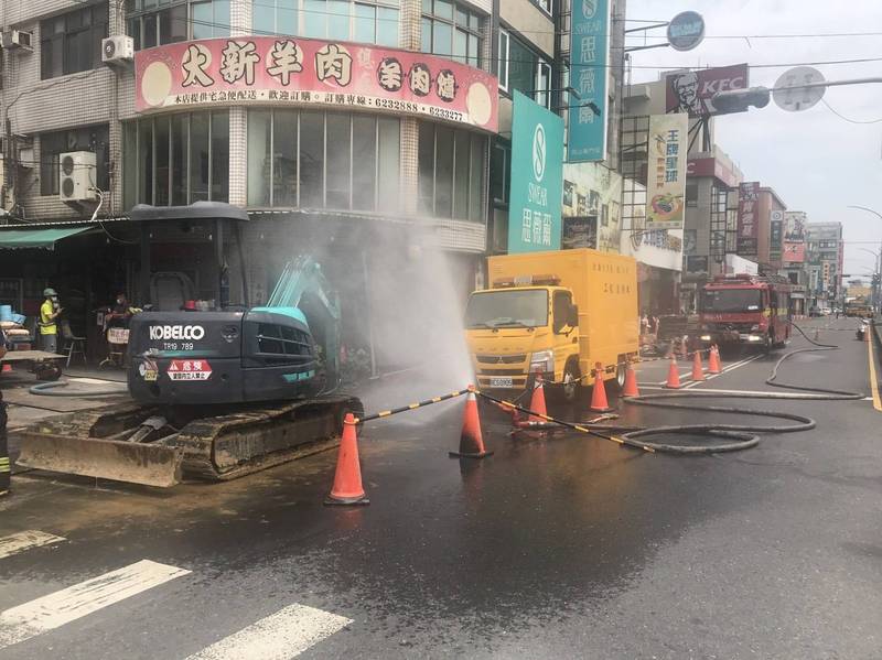 挖斷瓦斯管線地點位於人車川流不息的省道上，又鄰近菜市場，岡山消防分隊不敢大意，緊急出動消防車佈水線出水霧防護。（民眾提供）