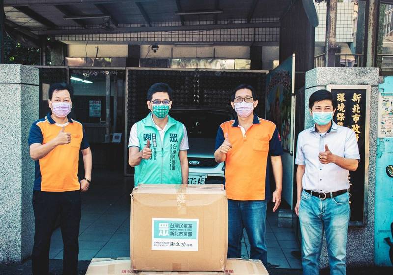 民眾黨新北黨部捐贈1000個面罩 助板橋區清潔隊抗疫 - 生活 - 自由