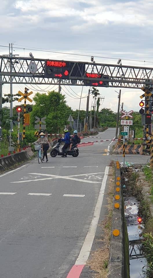 大知本地區鐵路平交道全都故障，行經人道無奈掉頭折返。（民眾提供）