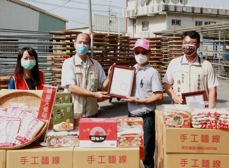 市政府社會局長陳榮枝（左2）頒獎感謝長安製麵廠業者陳興隆（右2）。（台南市政府提供）