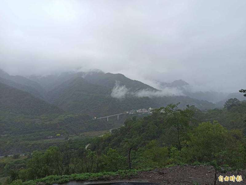 高市山區下大雷雨，2區達大雨等級。（記者陳文嬋攝）