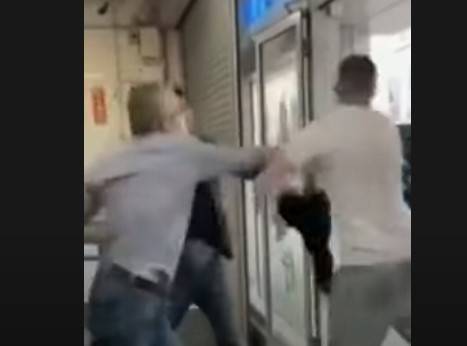 亚裔店长向白人挥拳重击。（图撷取自「Reddit」）(photo:LTN)