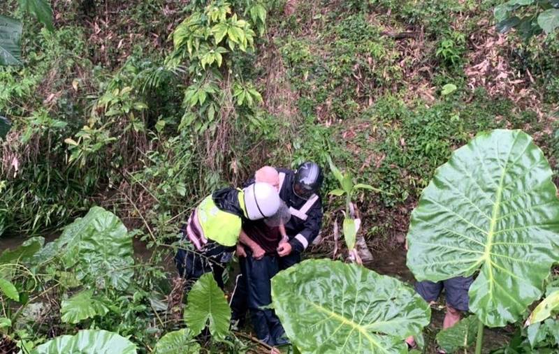 南投警方在1處溪溝尋獲吳姓老翁情形。（竹山分局提供）