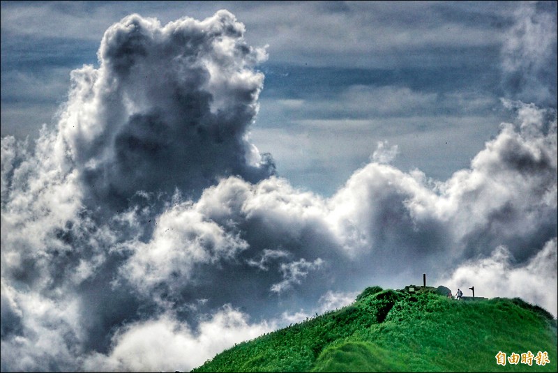 台北市陽明山區8日下午出現雷鳴與強降雨，七星山頂雲層翻湧，一瞬間彷彿巨大小熊維尼現身，展現大自然的幽默感。（記者鹿俊為攝）