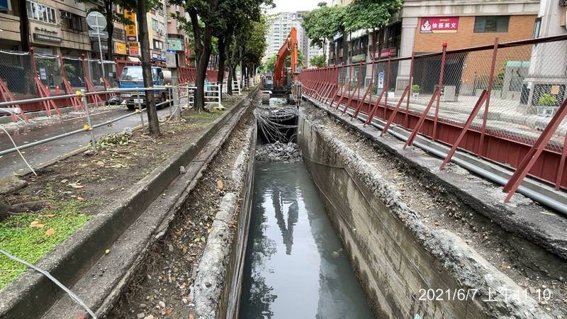 高雄輕軌二階大順路段持續推進。（記者王榮祥翻攝）