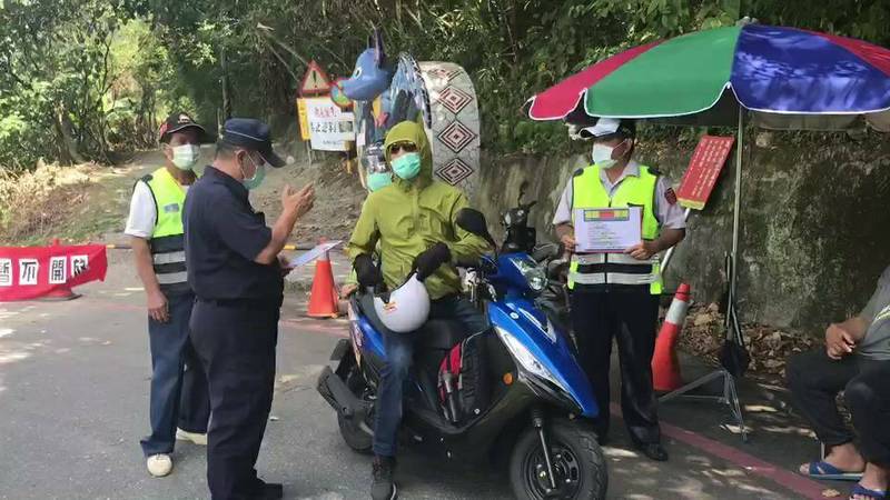 吉安警分局員警前往轄內特定風景區、景點、溪流等處加強宣導及取締。（圖由吉安警分局提供）