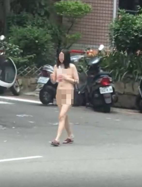 沒戴口罩的裸女邊走邊吃，路人大呼：天氣有這麼熱嗎？（記者張瑞楨翻攝自網路）