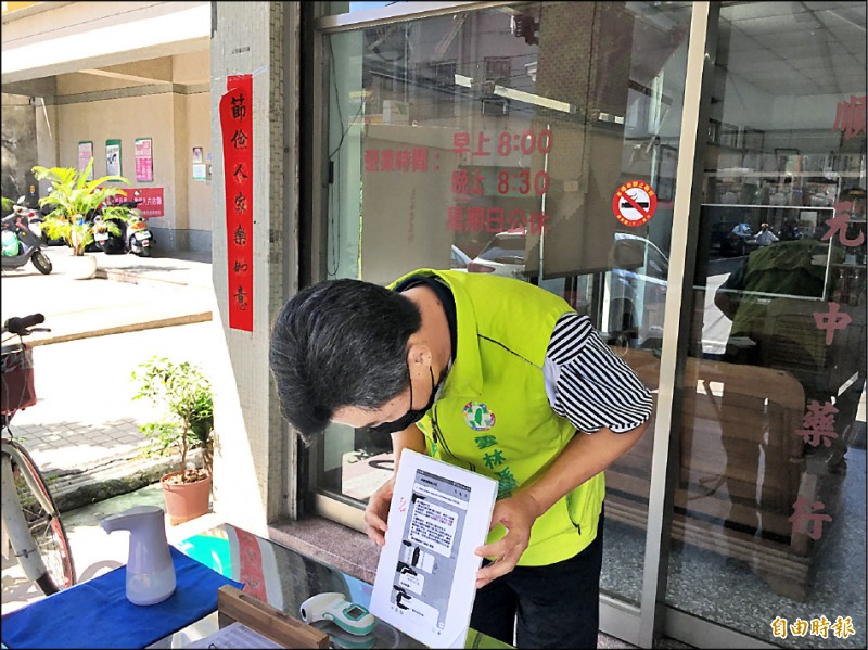 民進黨雲林縣議員邱世文昨天為已打疫苗一事鞠躬道歉。（記者黃淑莉攝）