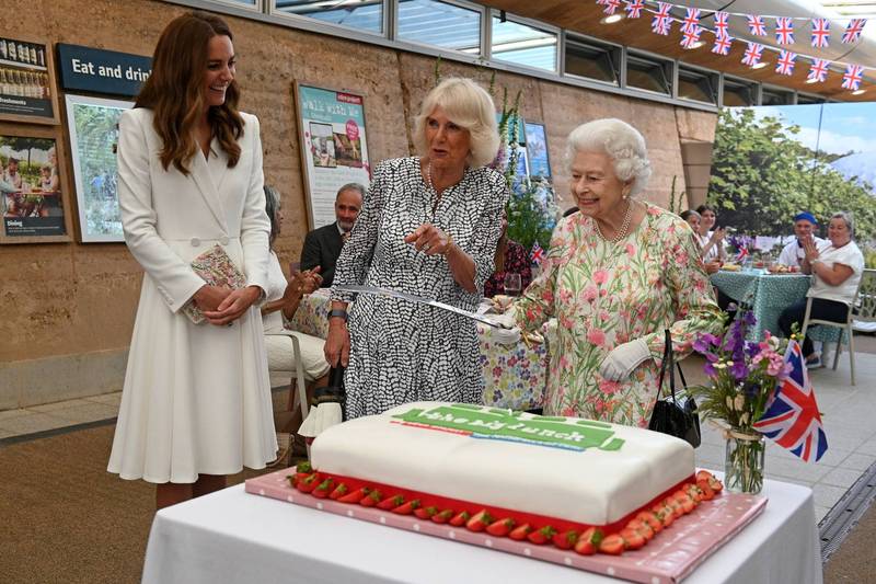 女王伊莉莎白二世（图右）坚持使用一把「礼仪剑」来切蛋糕，引来凯特王妃（图左）和英国查尔斯王储的妻子卡蜜拉（图中）哭笑不得。（路透）(photo:LTN)