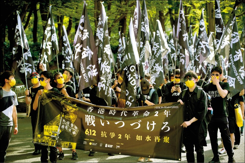 時值香港「反送中」運動爆發兩週年之際，日本東京新宿也舉辦紀念及聲援香港民主運動的遊行和宣傳活動。（歐新社）