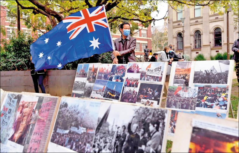 時值香港「反送中」運動爆發兩週年之際，澳洲墨爾本也舉辦紀念及聲援香港民主運動的遊行和宣傳活動。（法新社）