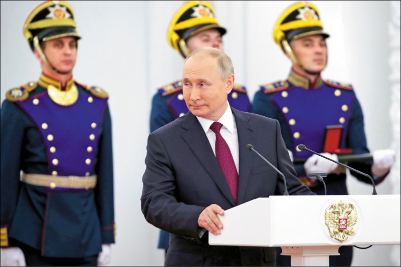 俄羅斯總統普廷日前接受美國媒體專訪時表示，美俄關係已惡化至近幾年來的最低點。圖為普廷在十二日俄羅斯國慶日當天於莫斯科克里姆林宮發言。（美聯社）