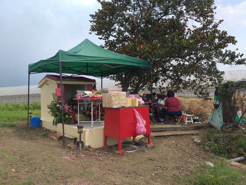 後壁農民賴國和每年親自為田裡百餘年古墓掃墓，種植小黃瓜竟然整年都可收成，去年為古墓蓋小廟，熱鬧辦桌，今年逢疫情，僅由家人上香，也祈求保庇疫情儘速退散。（記者王涵平攝）