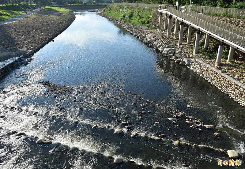 老街溪環北橋下游，採多階式跌水，增加河川曝氣與溶氧量。（記者李容萍攝）