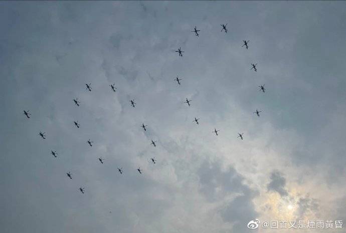 民众捕捉歼-10、歼-20等多型军机进行空中彩排。（翻摄自微博）(photo:LTN)