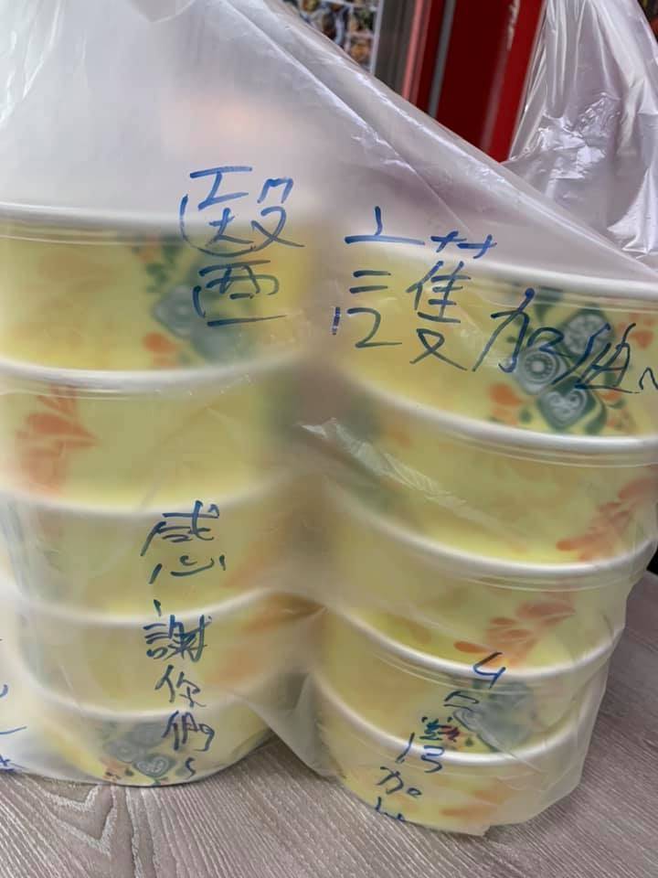 九月茶餐廳自5月底以來，每天都為醫護人員免費送餐，每份便當還寫上祝福的話語。（取自九月茶餐廳臉書）