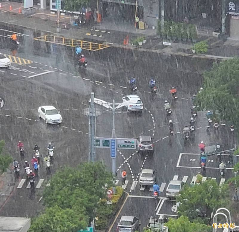 高市今受西南風影響降雨。（記者陳文嬋攝）