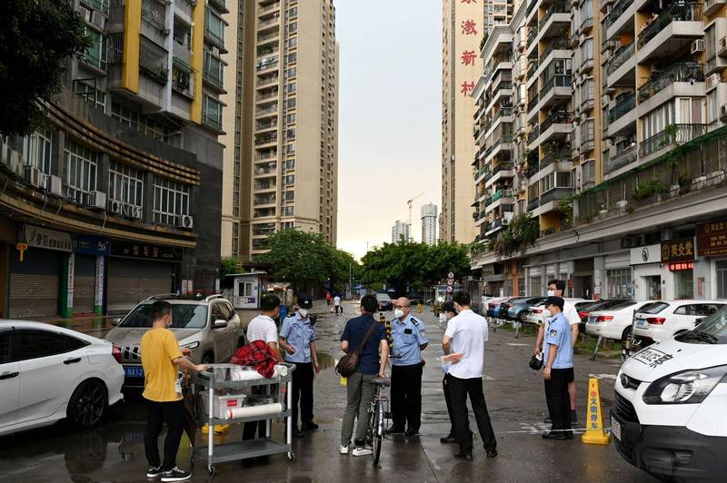 中國廣東省廣州市荔灣區為這波武漢肺炎疫情的重災區，卻有民眾游泳擅離封鎖區，遭警方逮捕。（路透檔案照）