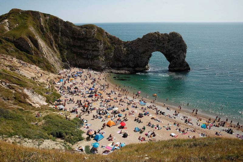 昨日有名女子在英國著名自然景點杜爾德門（Durdle Door）攀爬，不慎失足墜崖，當場死亡。（路透社）