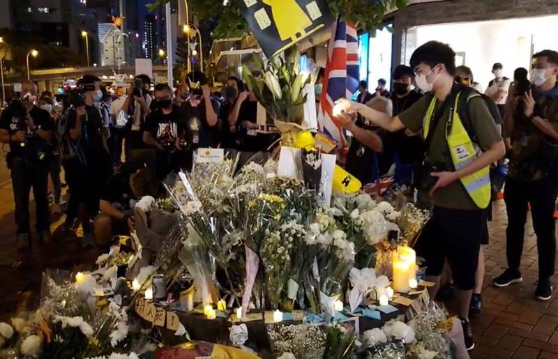 香港民主派人士梁凌杰离世2年，有数百人不顾警方警告，排队献花。（图撷取自「香港自由新闻」脸书影片）(photo:LTN)
