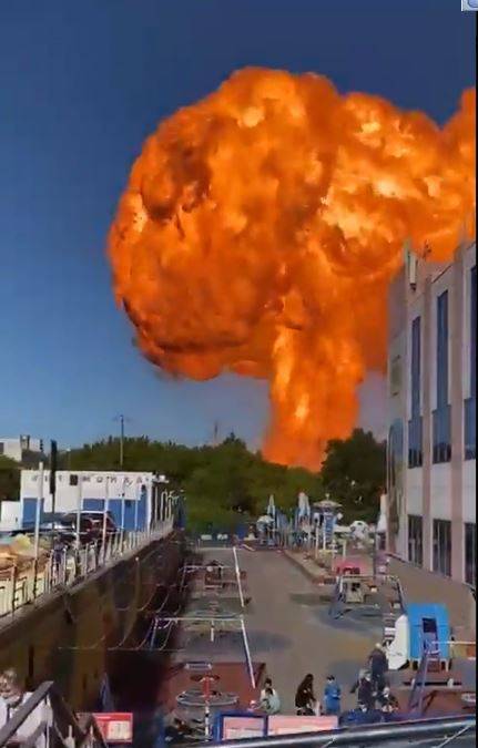位于俄罗斯新西伯利亚市的一处加油站14日惊传加油站爆炸事故，从远处可看到现场喷出巨大火球，据指大火延烧面积一度达1千平方公尺，已造成35人受伤。（图撷自推特）(photo:LTN)