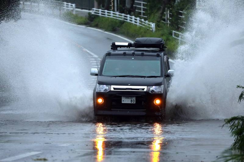 日本沖繩市下起傾盆大雨，部份地區發布土石流警戒，目前已有超過1.5萬人撤離。沖繩暴雨積水示意圖。（歐新社）