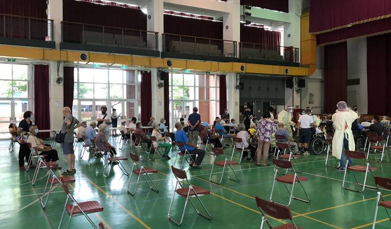 擔心長輩下車淋雨 台中暖心醫護車上打疫苗 - 生活 - 自由時報電子報